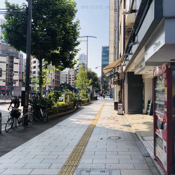 日本分譲住宅会館のビル前面道路
