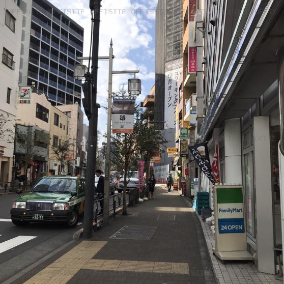 渋谷クロスロードのビル前面道路