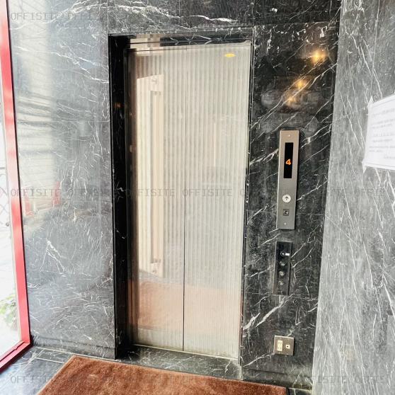 西麻布来山ビルのエレベーター