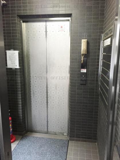 松屋ビルのエレベーター