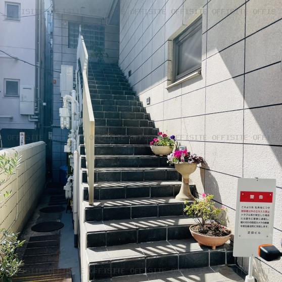 疋田ビルのエントランスへの階段