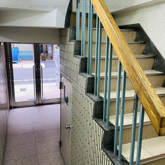 第二木津ビルのエントランスと階段