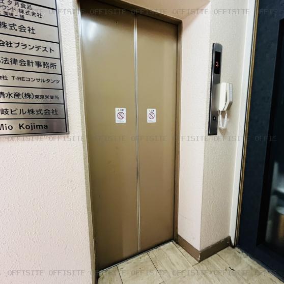 銀座川岐ビルのエレベーター