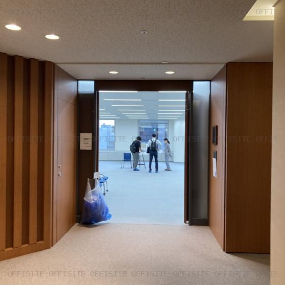 日土地西新宿ビルの貸室入口