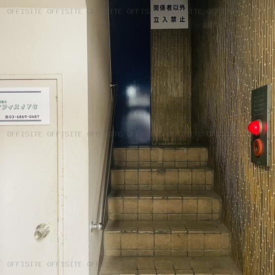 上田ビルの内階段