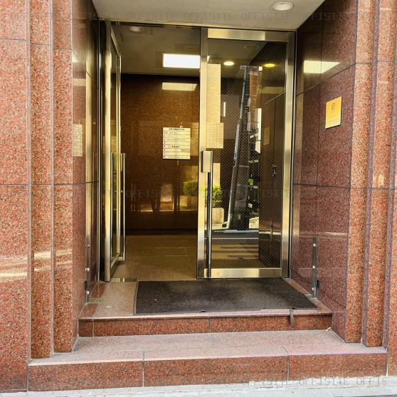 鈴木ビルのオフィスビル出入口