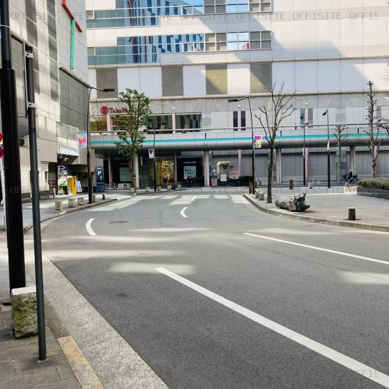 東京建物ファーレ立川ビルのビル前面道路