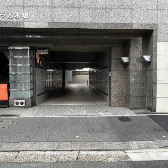 リーラ乃木坂のオフィスビル・駐車場出入口