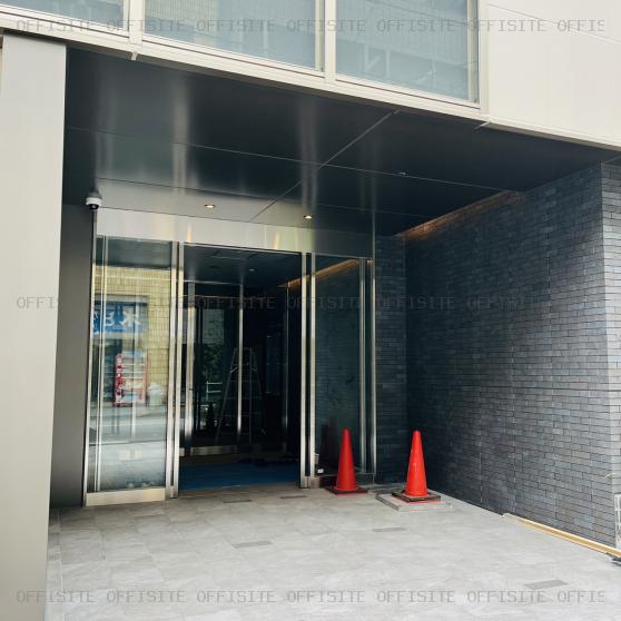 クロスシー新宿御苑前ビルのオフィスビル出入口