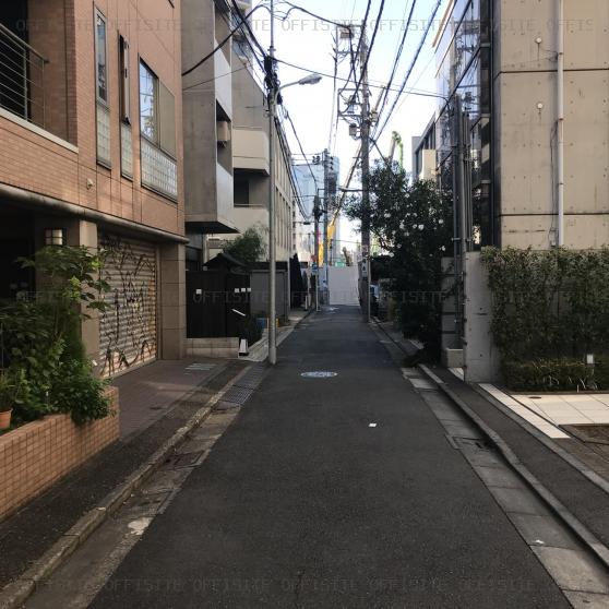 ベラコート渋谷のビル前面道路
