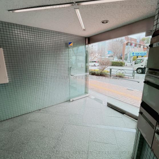 梅澤ビルのオフィスビル背面出入口