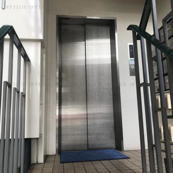 新坂ビルのエレベーター