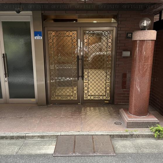 櫻井ビルのオフィスビル出入口
