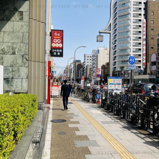 日新上野ビルの前面歩道