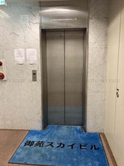 御苑スカイビルのエレベーター