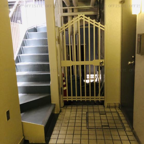 虎ノ門きよしビルの階段、通用口