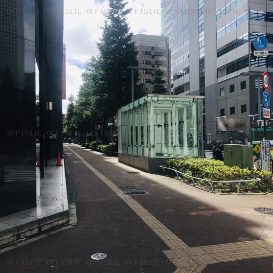 新宿ビルのビル前面道路