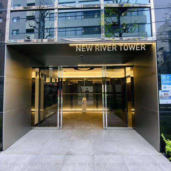 ニューリバータワーのオフィスビル出入口