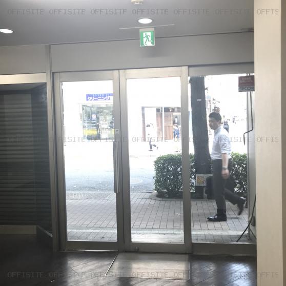 ＳＶＡＸ新宿ビルＢ館の1階 貸室入口