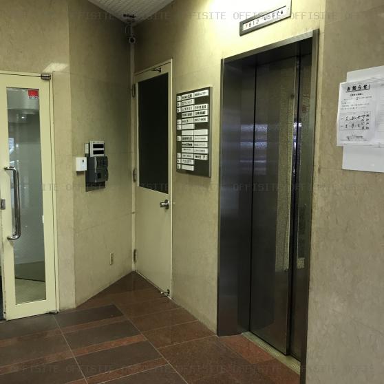 合同ビルのエレベーター