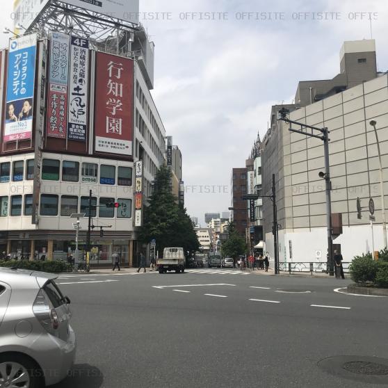 高田馬場地下鉄名店ビルのビル前面道路