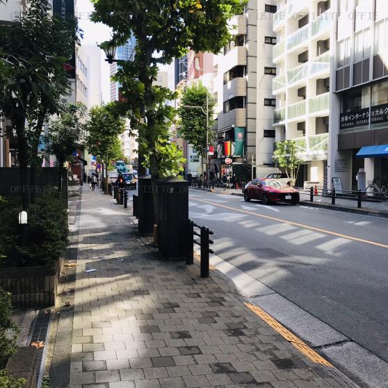 赤坂サントミビルのビル前面道路
