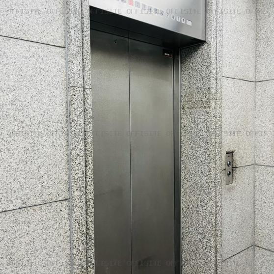 伊勢伊ビルのエレベーター