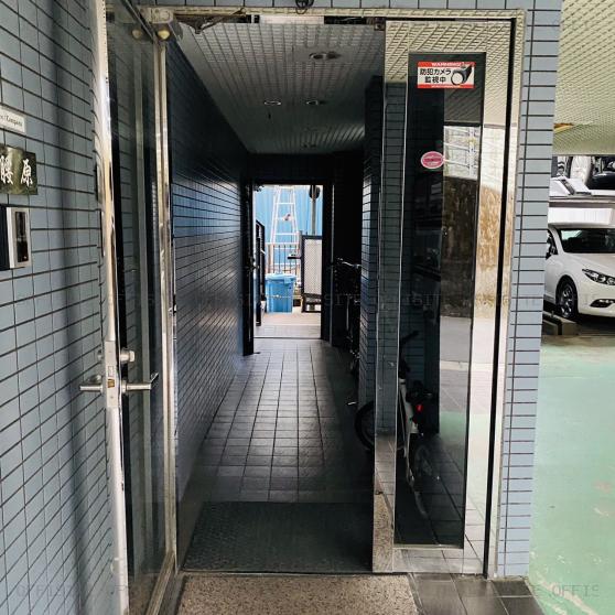 ＢＩＴ西新宿ビルのオフィスビル出入口
