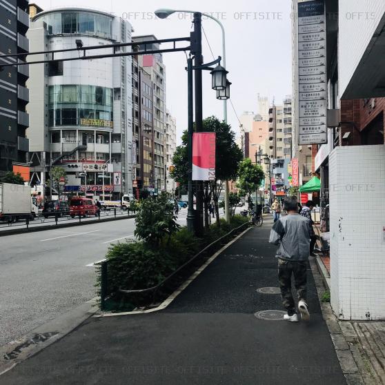 ＧＵＮＫＡＮ東新宿のビル前面道路
