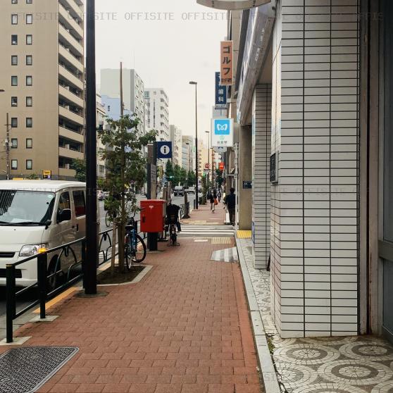 東京家具会館のビル前面道路