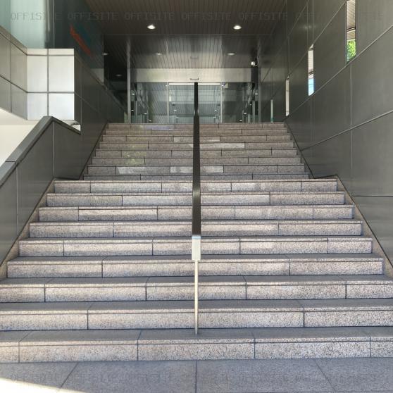 Ｊプロ高島台ビルのオフィスビル出入口