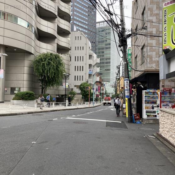 新宿松本ビルのビル前面道路