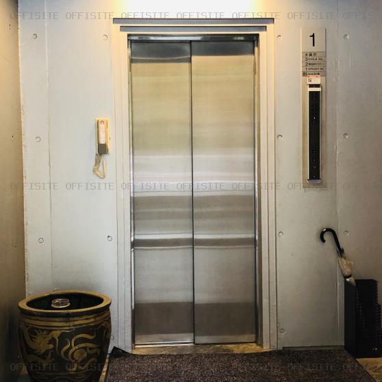 狸穴アークビルのエレベーター