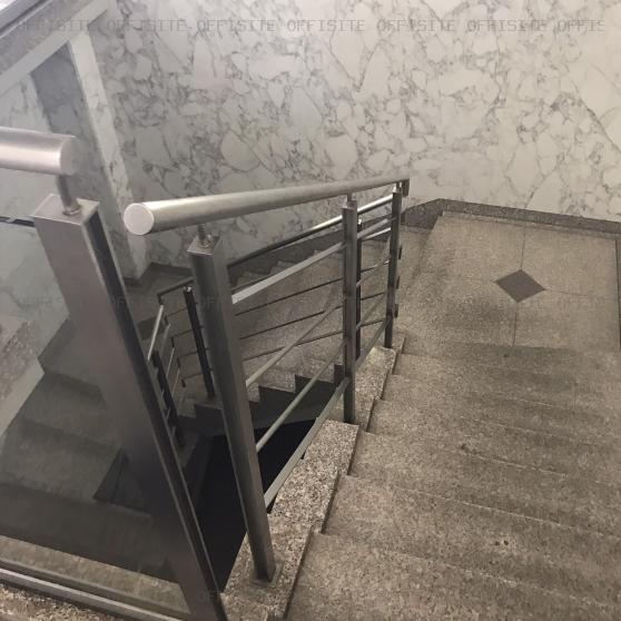 ラパスビル東京労働会館の階段