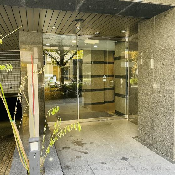 菱秀神楽坂ビルのオフィスビル出入口