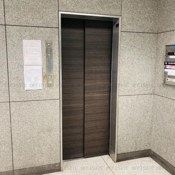 青ビルのエレベーター