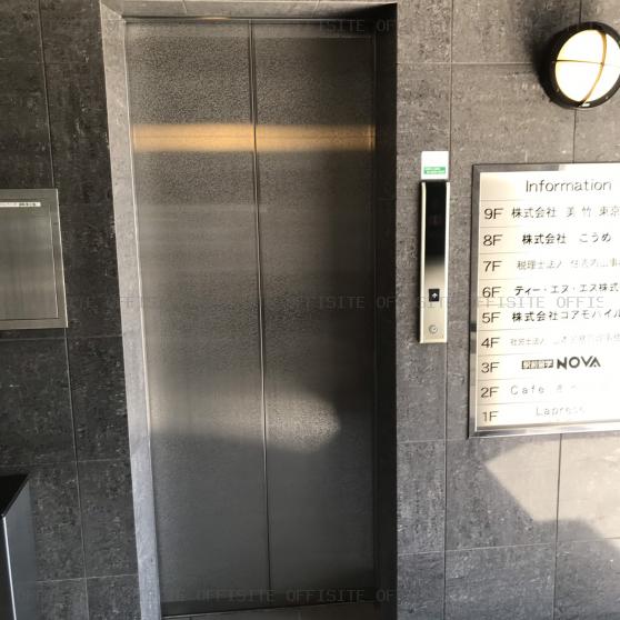 浅草駅前ビルのエレベーター