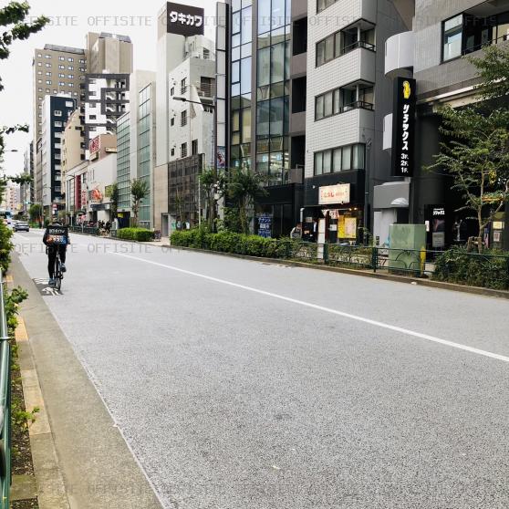 西新宿三関ビルの前面道路