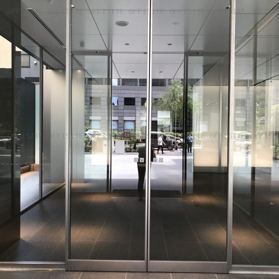 ＰＭＯ西新宿のオフィスビル出入口