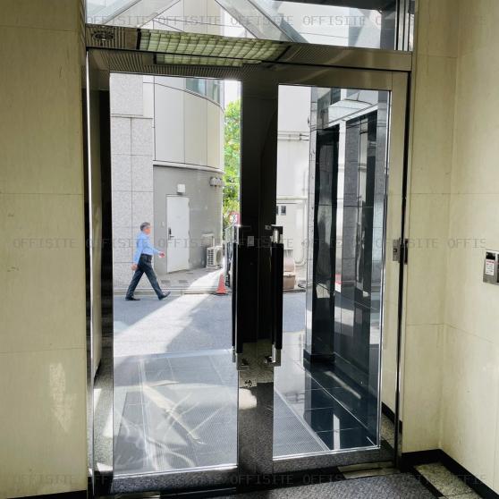 錦精社神田ビルのオフィスビル背面出入口