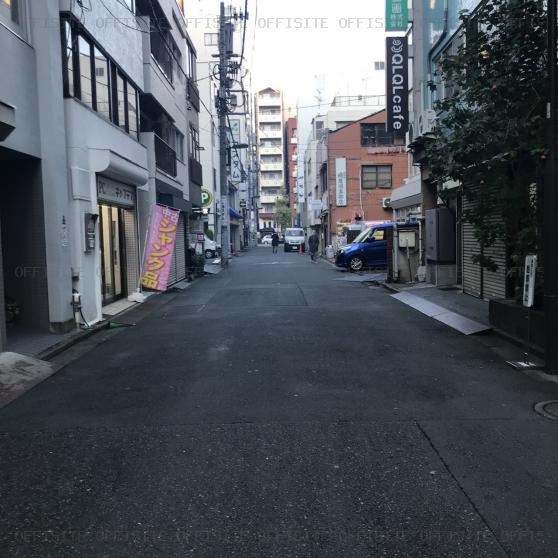 秋本ビルのビル前面道路