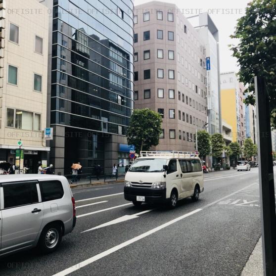 新宿鈴木ビルＡ館のビル前面道路
