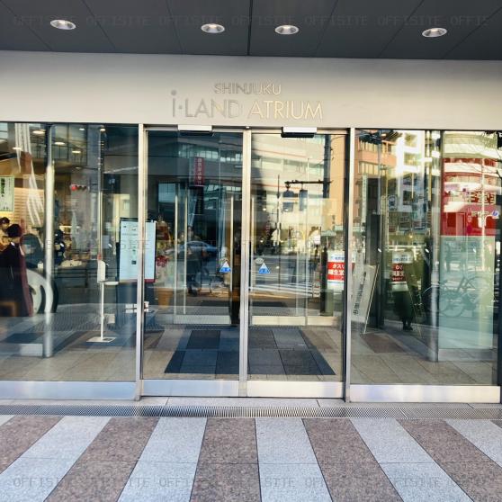 新宿アイランドアトリウムのオフィスビル出入口