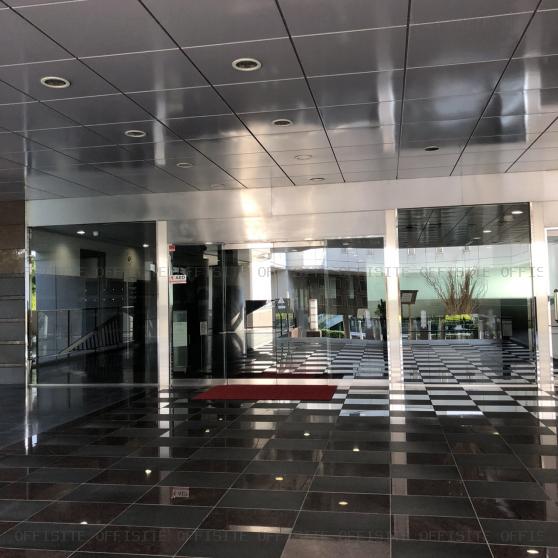 ヤマトインターナショナルビルのオフィスビル出入口