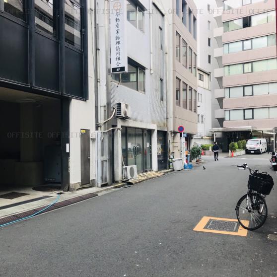 アソルティ西新宿のビル前面道路