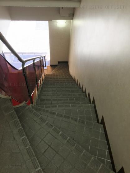 金子園ビルの階段