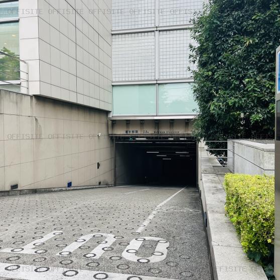 日本アムウェイ本社ビルの駐車場