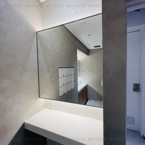 虎ノ門セントラルビルの８階　大鏡(トイレ室内)