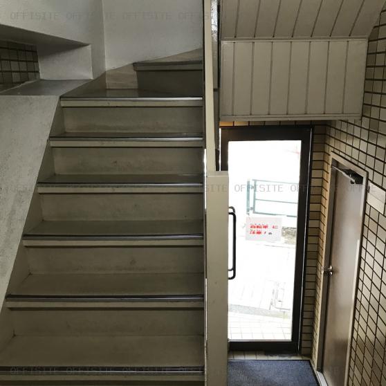 栄隆ビルの階段