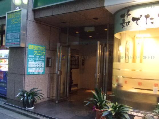 新宿日章ビルの入り口